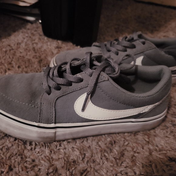 Nike - Picture 2 of 4